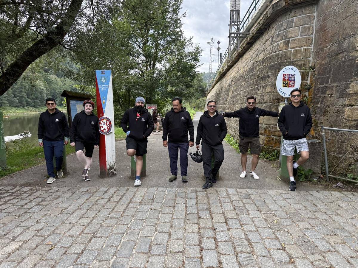 Group at the Czech-German border on the Elbe cycle route